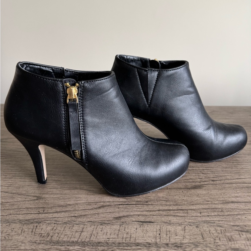 Madden Girl Black Ankle Boots EUC Booties Heeled Boots Ginger Faux Leather 7 - Picture 3 of 13